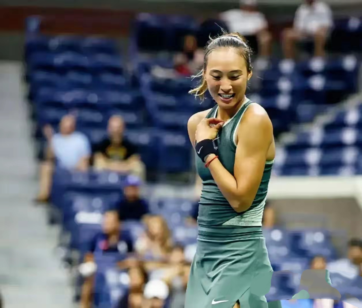 九游体育APP-阿扎伦卡意外战胜巴塞罗那，领先优势明显引爆全场！赛场气氛高涨(巴塞罗那52巴列卡诺)